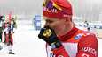 Aleksandr Bolshunov hieroi nimikoiduilla hiihtohanskoillaan nenäänsä Lahden kohutapahtumien jälkeen.