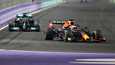 Lewis Hamilton (vas.) ja Max Verstappen kävivät dramaattisen taistelun Saudi-Arabian GP:n voitosta.