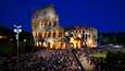 Colosseum Roomassa valaistaan siniseksi ja valkoiseksi Suomen itsenäisyyden 100-vuotisjuhlan kunniaksi.