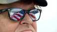 Michael Moore Where to Invade Next? -nimisen elokuvansa promootiokuvassa. Samaa elokuvaa tehdessään hän vieraili myös Suomessa.