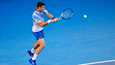 Novak Djokovic kuvattuna sivaltamassa rystylyöntiään Australian avoimessa mestaruusturnauksessa.