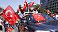 Turkki selvittää vallankaappausyrityksen taustoja ja tekijöitä. Presidentti Erdoganin kannattajat olivat helpottuneita, kun valta ei vaihtunutkaan.