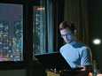 Edward Snowdenia esittävä Joseph Gordon-Levitt hotellihuoneessa Hongkongissa.
