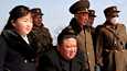 Pohjois-Korean diktaattori Kim Jong-un ja hänen tyttärensä Kim Ju-ae katselevat ohjusharjoitusta Pohjois-Korean kansallisen uutistoimiston KCNA:n julkaisemassa kuvassa 20. maaliskuuta 2023.