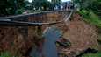 Voimakkaat sateet saivat tien romahtamaan Malawin Blantyressa.