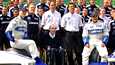 Frank Williams vuonna 2001 yhdessä tallinsa kuljettajien Ralf Schumacherin (vas) ja Juan Pablo Montoyan (oik) sekä tallin henkilökunnan kanssa.