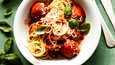 Ihanan mausteiset, pehmeät lihapullat tarjotaan tomaattikastikkeessa spagetin kanssa. 