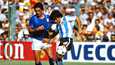 Claudio Gentile (vas.) oli kuin takiainen kiinni Diego Maradonassa MM-kisojen ottelussa 29. kesäkuuta 1982.