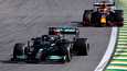 Lewis Hamilton ja Max Verstappen kävivät tiukan taistelun Brasilian GP:n voitosta. Pidemmän korren veti lopulta Hamilton.