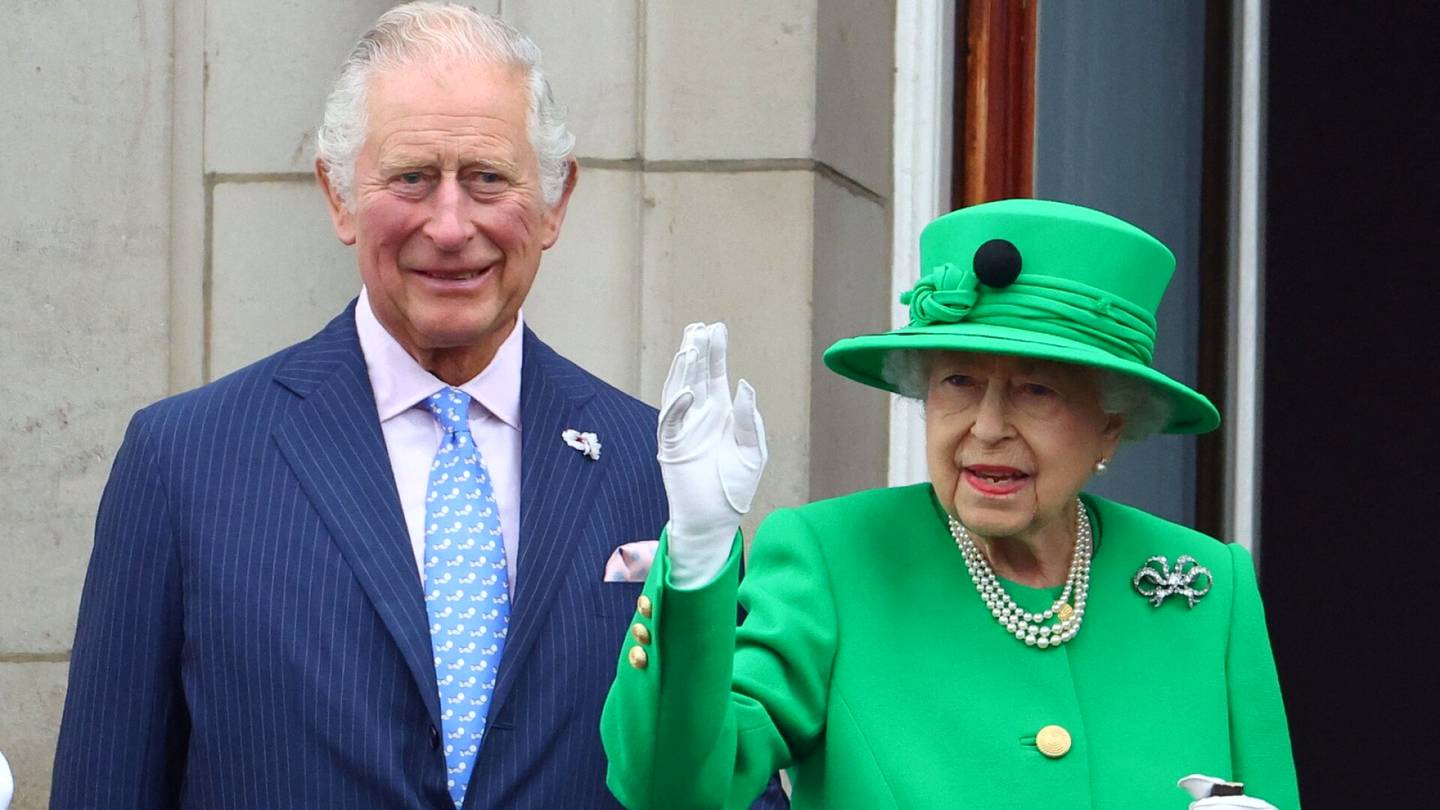 Kuningatar Elisabet palasi hymyillen julkisuuteen – edusti juhla­viikon­loppunaan vain kolmesti