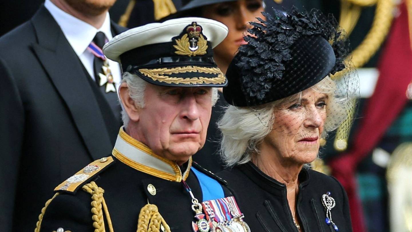 Hittisarja The Crownin uusi kausi sai brittihovin varpailleen – kuninkaallisen perheen kiusallisimmat skandaalit nousevat jälleen esiin