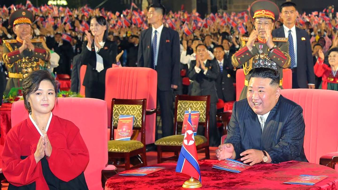 Pohjois-Korean televisiossa vilahti tyttö, jonka epäillään olevan Kim Jong-unin tytär – tämä tiedetään salatusta perheestä