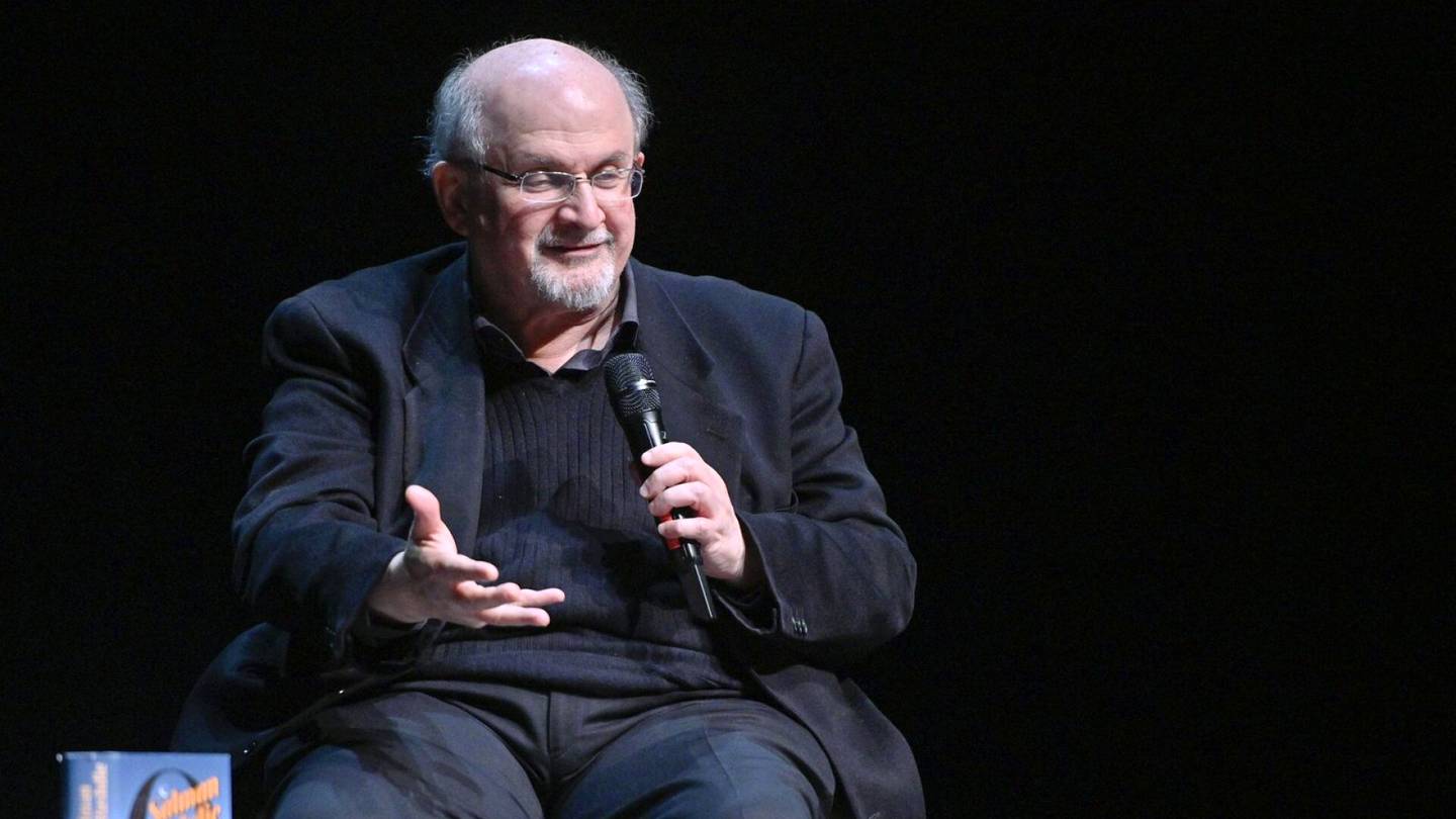 Salman Rushdie on tajuissaan ja puhuu selkeästi