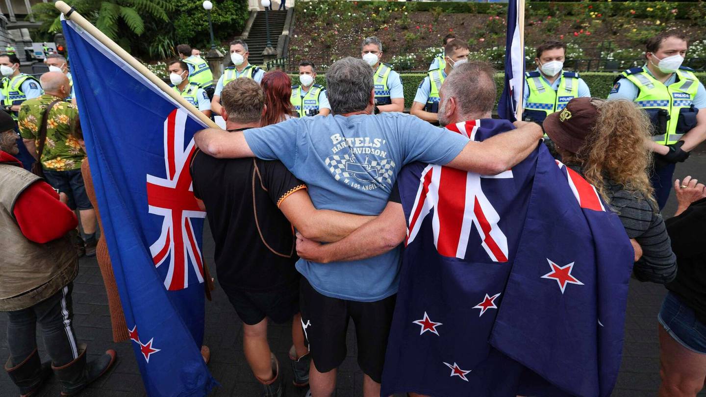 Viranomaiset yrittivät häätää Convoy-mielenosoittajia Uudessa-Seelannissa soittamalla Macarenaa