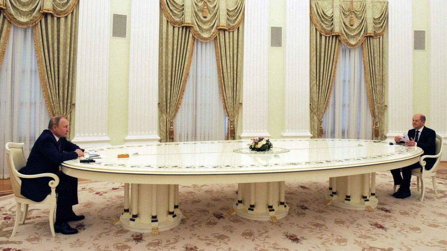 Putin istutti myös Scholzin valtavan pöydän ääreen – näin Venäjän presidenttiä suojellaan korona­virukselta