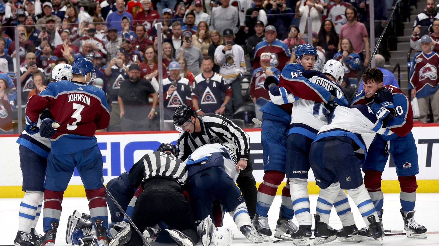NHL:n suomalaisjoukkueen tulikuuma pudotuspeli päättyi veriseen kahakkaan – Aleksandr Ovetshkin täysin yössä