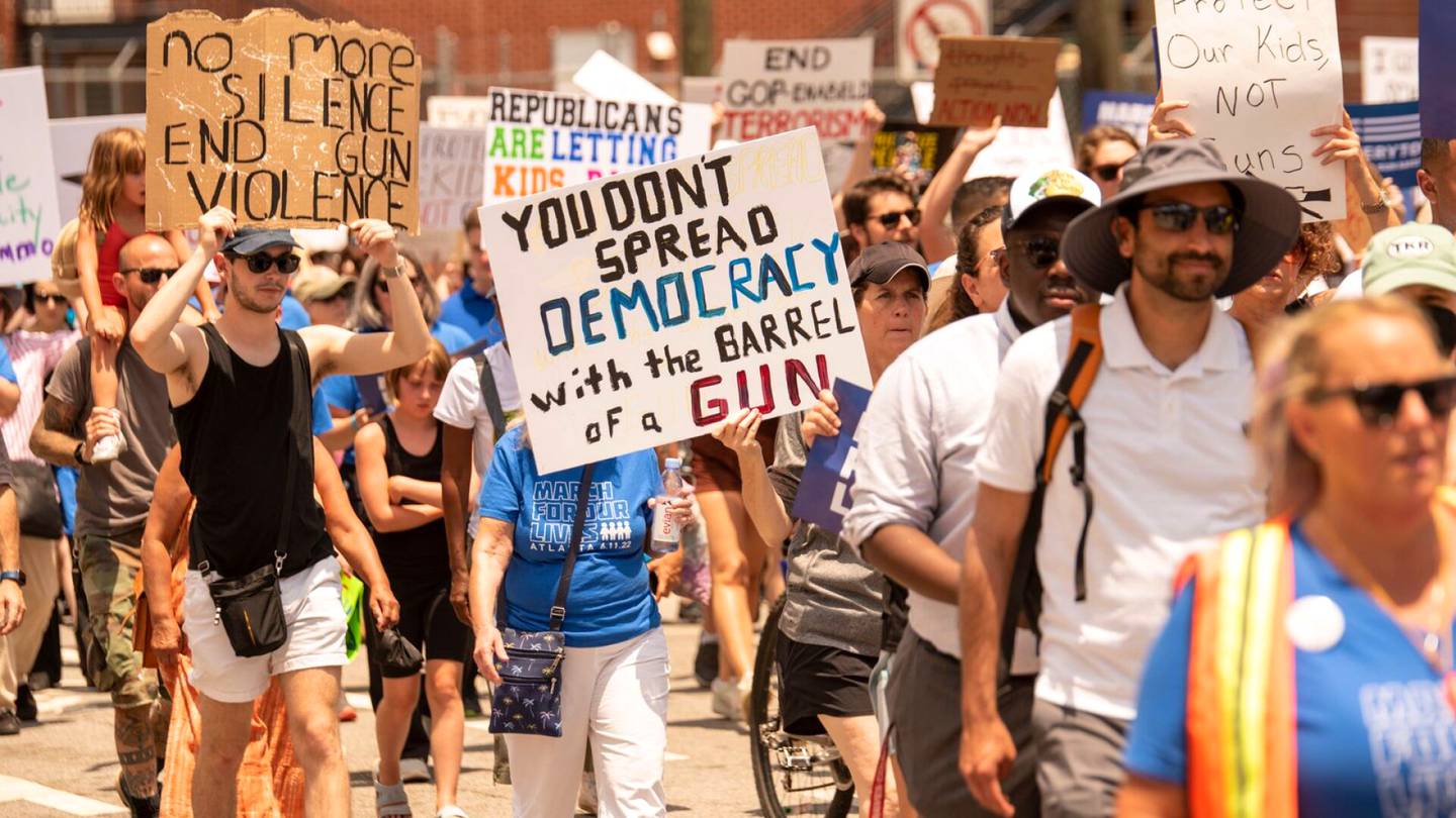 Yhdysvalloissa tuhannet mielenosoittajat vaativat tiukempia aselakeja – ”Sanotte, että lapset ovat tulevaisuus, mutta ette koskaan kuuntele”