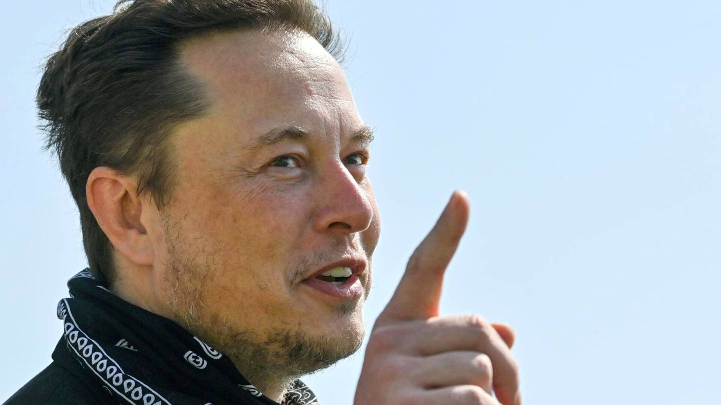 Elon Musk kysyi osakkeidensa myymisestä – Teslan kurssi lähti laskuun