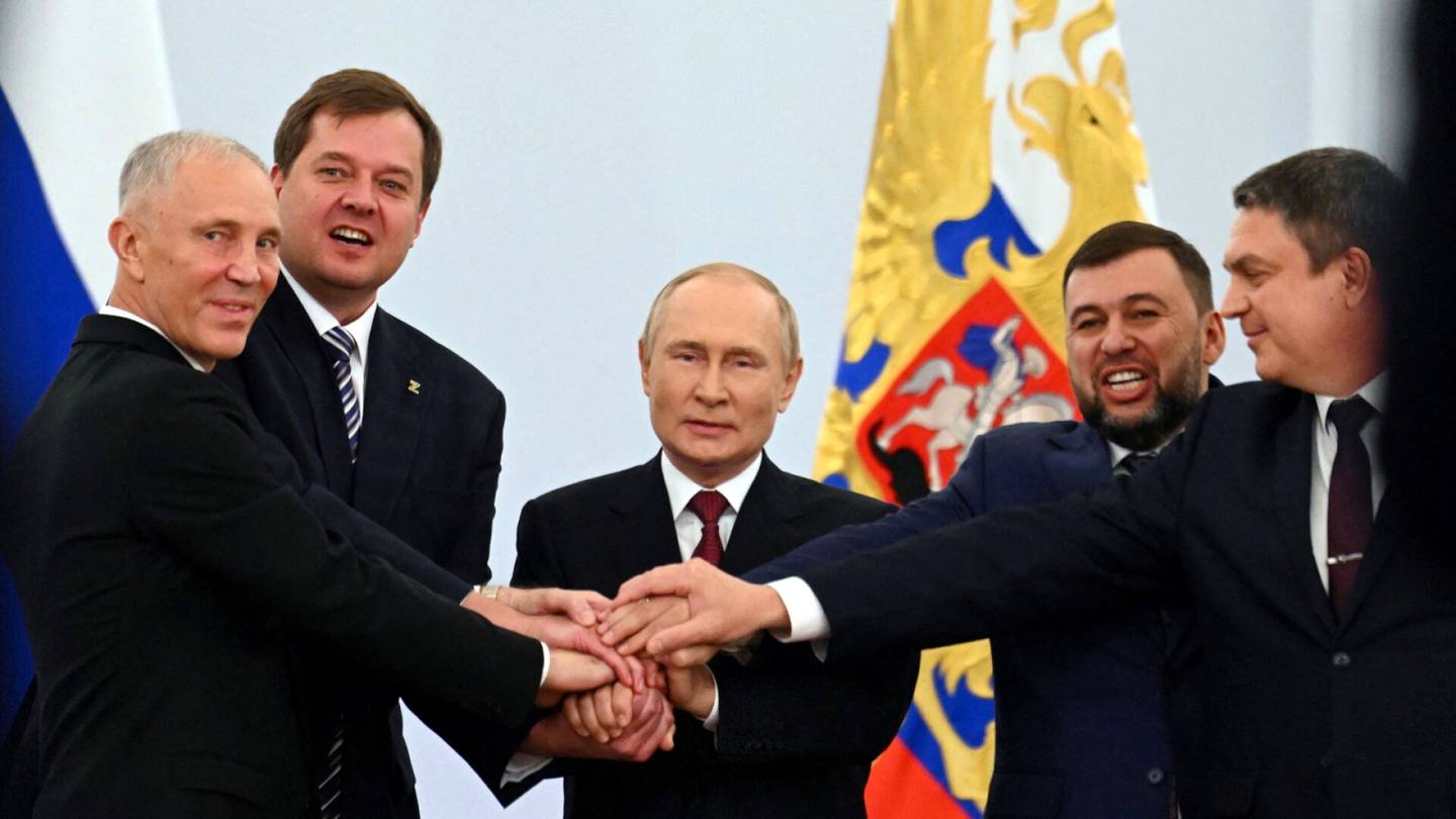 Keitä ovat nämä Putinin kanssa patsastelleet miehet? Tämä ukrainalais­alueiden nukke­johtajista tiedetään