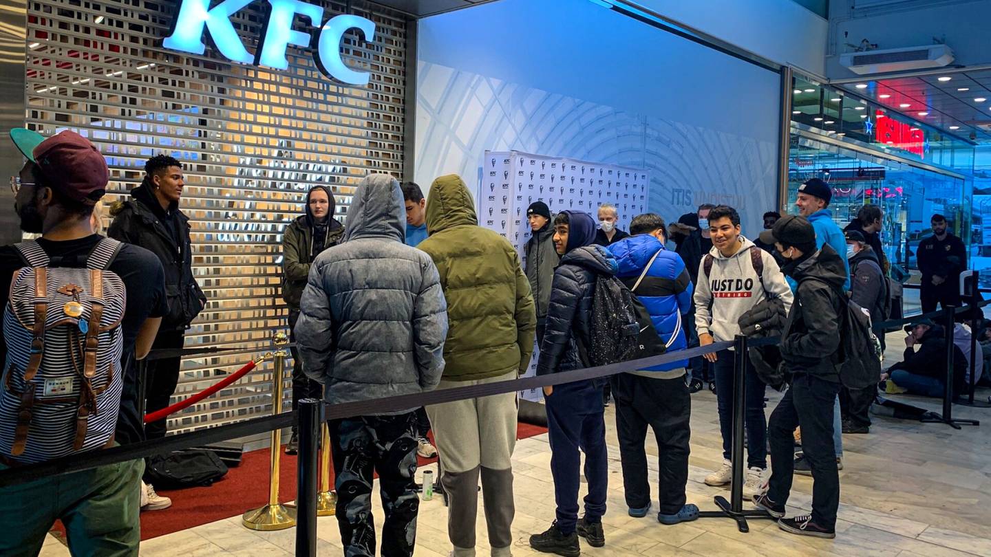 Kymmenet odottivat KFC-ravintolan aukeamista Itiksessä – jonotus jatkui läpi yön