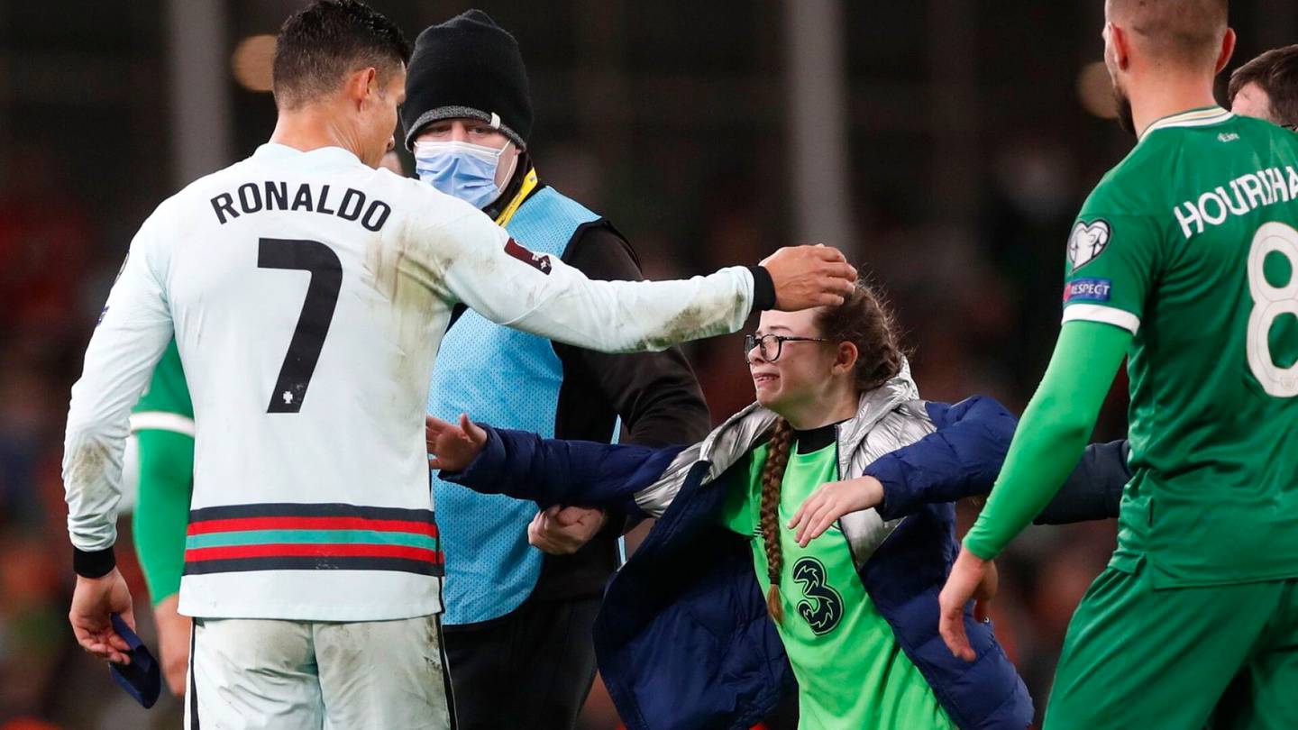 Cristiano Ronaldolta upea ele 11-vuotiaalle – tyttö sai 3000 euron sakot supertähden luo juoksemisesta