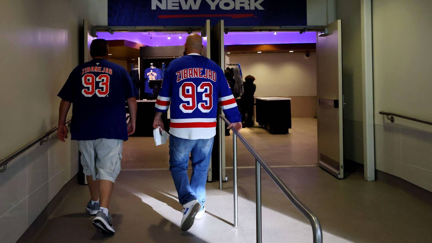New York Rangersin fani iski vastustajajoukkueen kannattajan tajuttomaksi – järkyttävä video leviää somessa