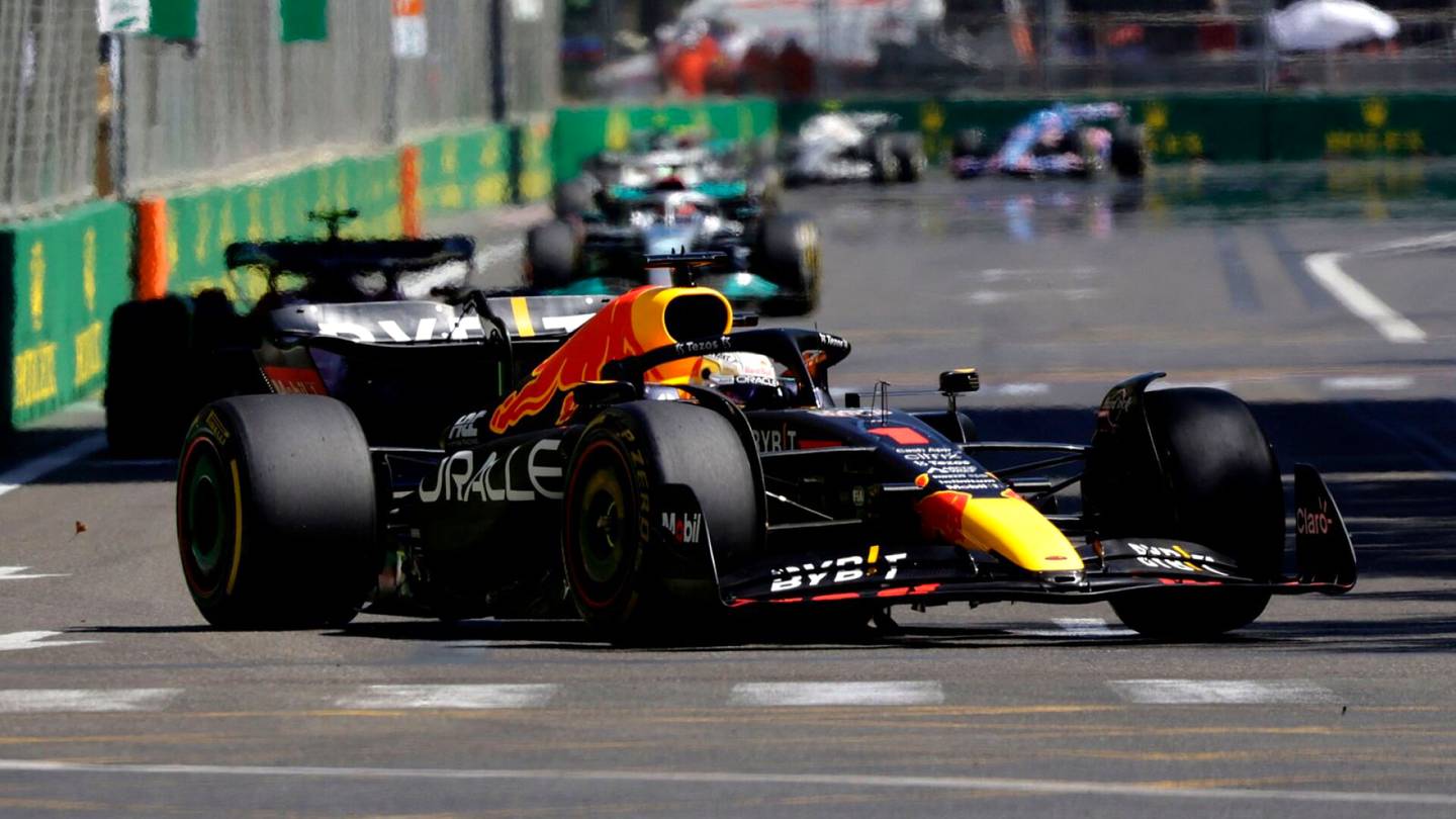 Red Bullit dominoivat Bakussa, Ferrarin moottorit paukahtelevat yksi toisensa jälkeen – IS seuraa