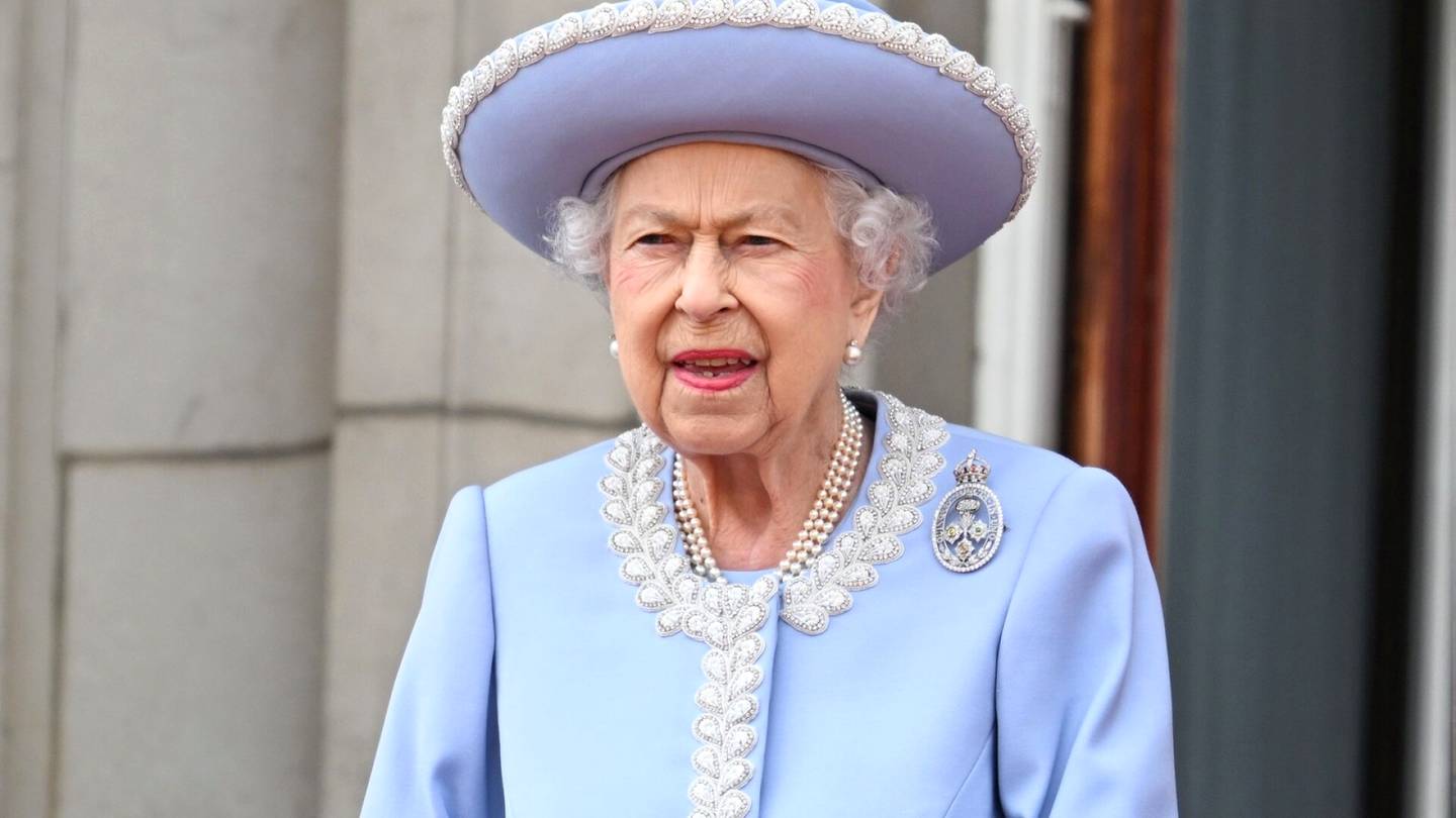 Kuningatar Elisabet jättäytyy pois jo toisesta tärkeästä tapahtumasta juhla­viikon­loppunaan: 96-vuotiaan hallitsijan terveyden­tila huolettaa