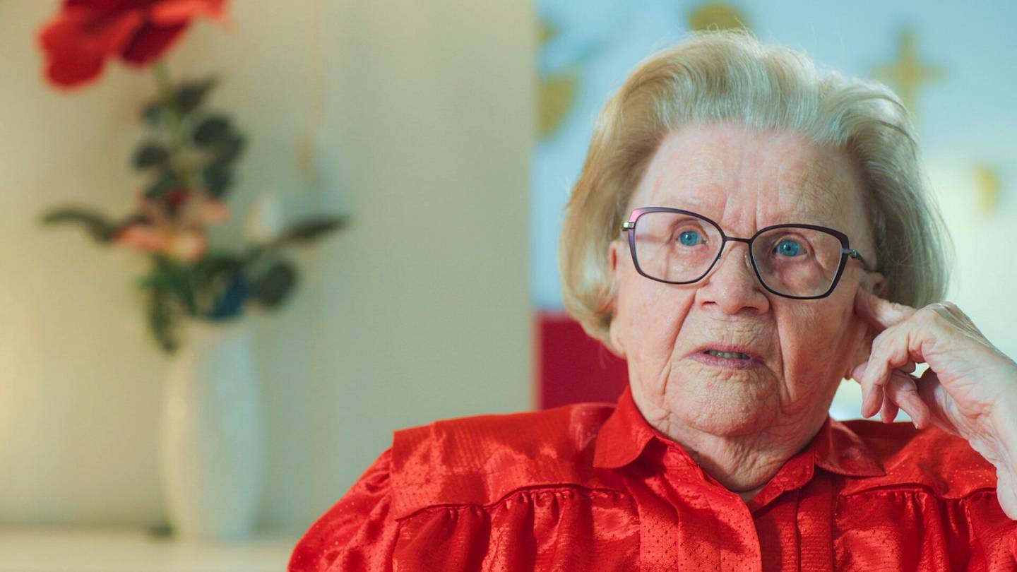 Annikki, 98, läväyttää paljon puhuvan kommentin erotiikasta: ”Piti olla pitkä yöpaita päällä, kun mentiin sänkyyn”
