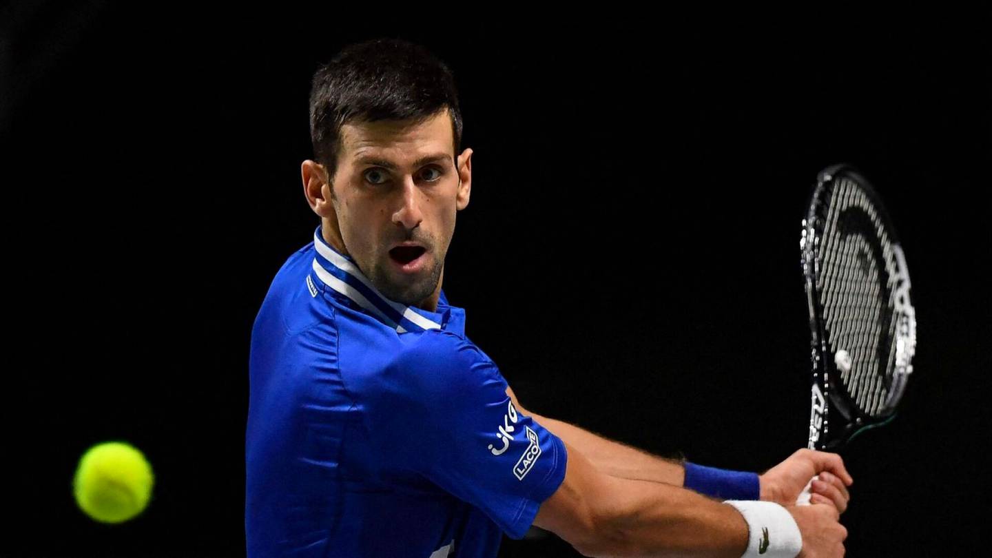 Viranomaiset pysäyttivät Novak Djokovicin lentokentälle – tiukat kuulustelut supertähden raivoa aiheuttaneesta poikkeusluvasta