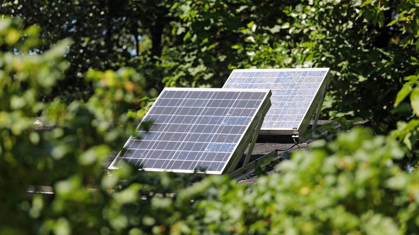 Yksi aurinkopaneeli on tuottanut mökin sähkön jo 32 vuotta – ”Olemme odottaneet, että paneeli hajoaisi”