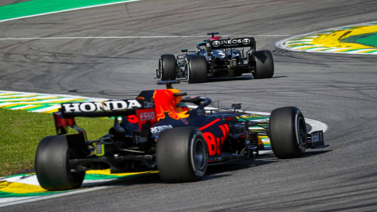 F1-tuomaristo vastasi viimein Mercedeksen valitukseen – Verstappenille ei rangaistusta kohutilanteesta