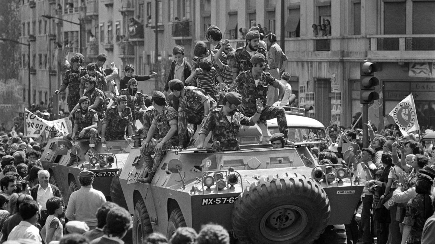 Neilikka­vallankumous muutti Portugalin demokratiaksi 50 vuotta sitten