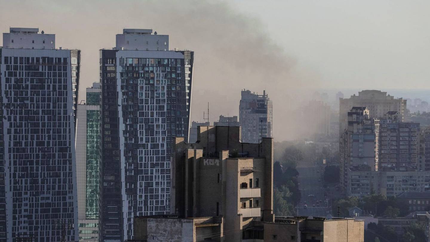 Kiovassa neljä räjähdystä varhain aamulla – osuman saaneesta asuintalosta etsitään uhreja