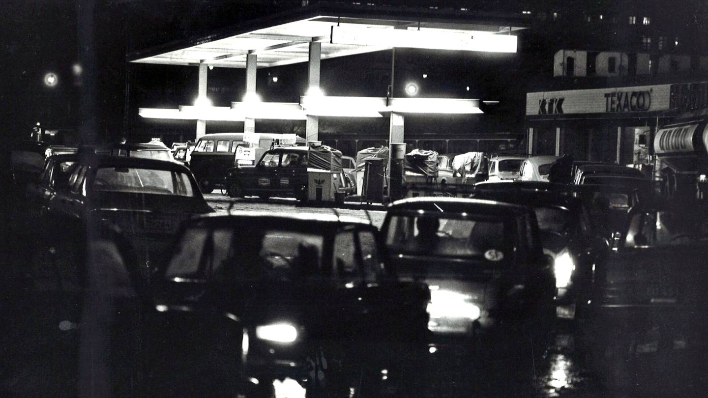 Näin Suomessa säästettiin energiaa 70-luvun öljy­kriisin aikaan – mainosvalot kiinni, moottori­tiet pimeäksi…