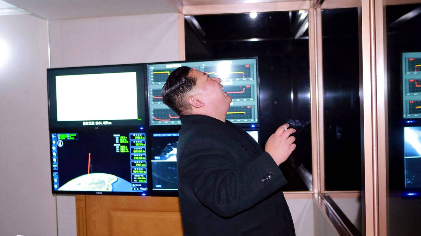 Kim Jong-un valvoi pitkästä aikaa Pohjois-Korean ohjus­koetta ja näkyi kuvissa lehden etu­sivulla – asian­tuntijat kertovat, miksi se on merkittävää