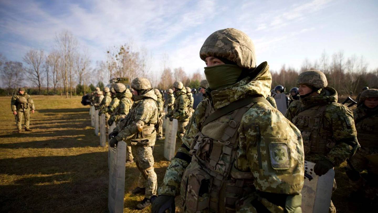 Valko-Venäjän naapuri­maat varoittavat: Siirtolais­kriisi voi johtaa sotilaallisiin toimiin