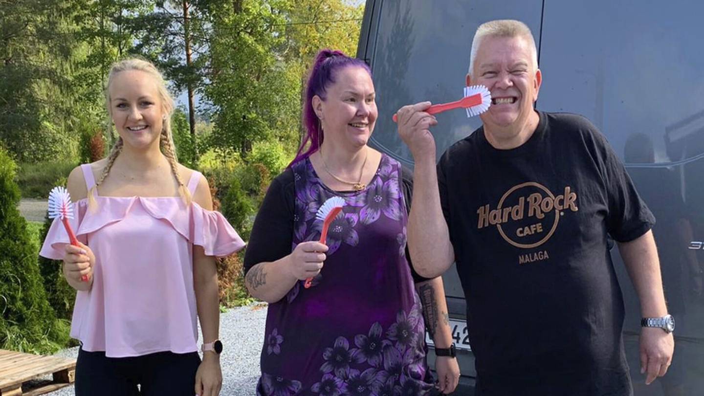 Mitä Aki tarjoaa siivouskuningatar Auri Kanasen tiskiharjoista? Katso Suomen huuto­kauppa­keisarin uusi jakso tästä!