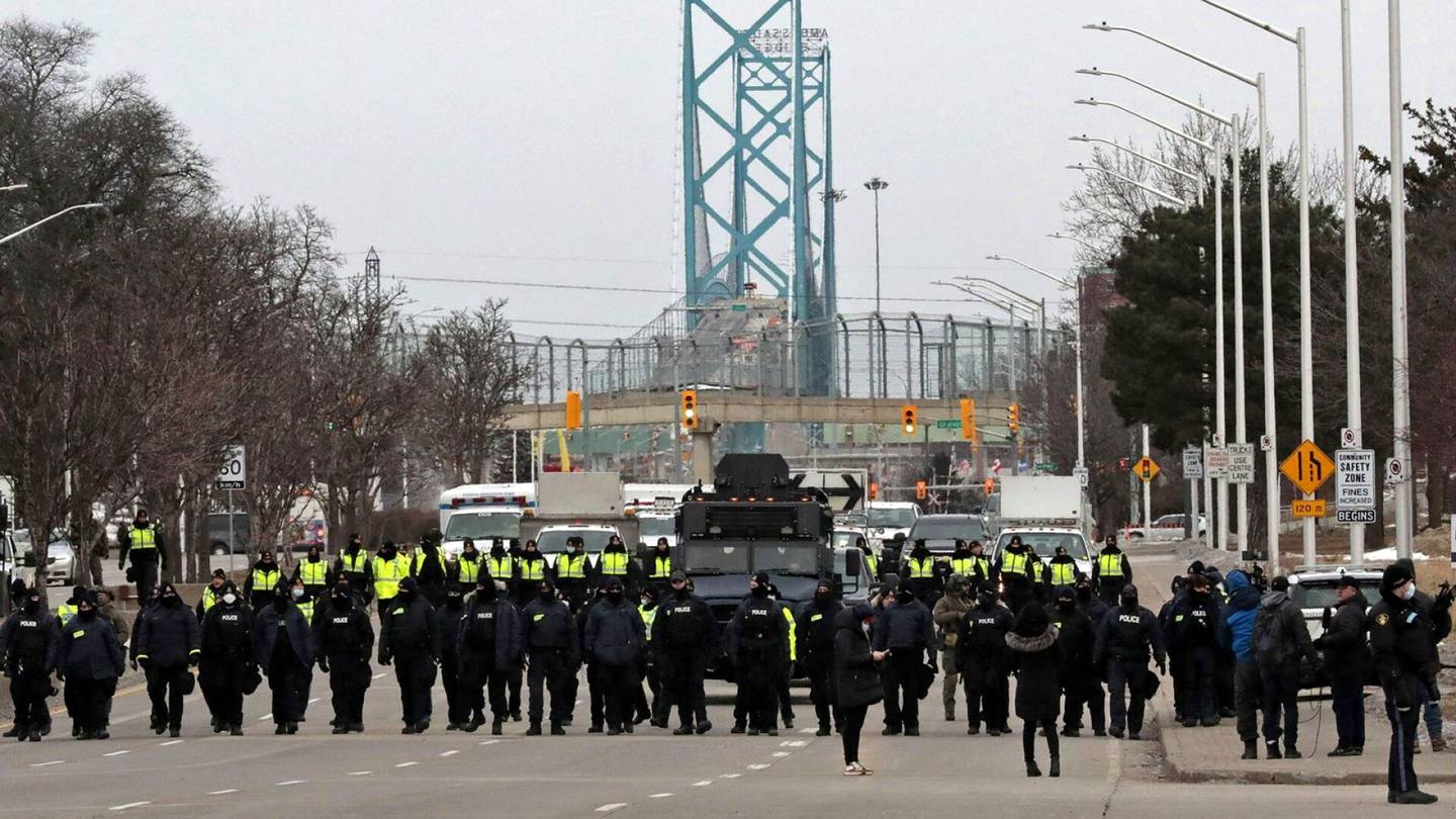 Kanadassa poliisi tyhjentää edelleen rajasiltaa Convoy-mielenosoittajista – useita rajanylityspaikkoja tukittu