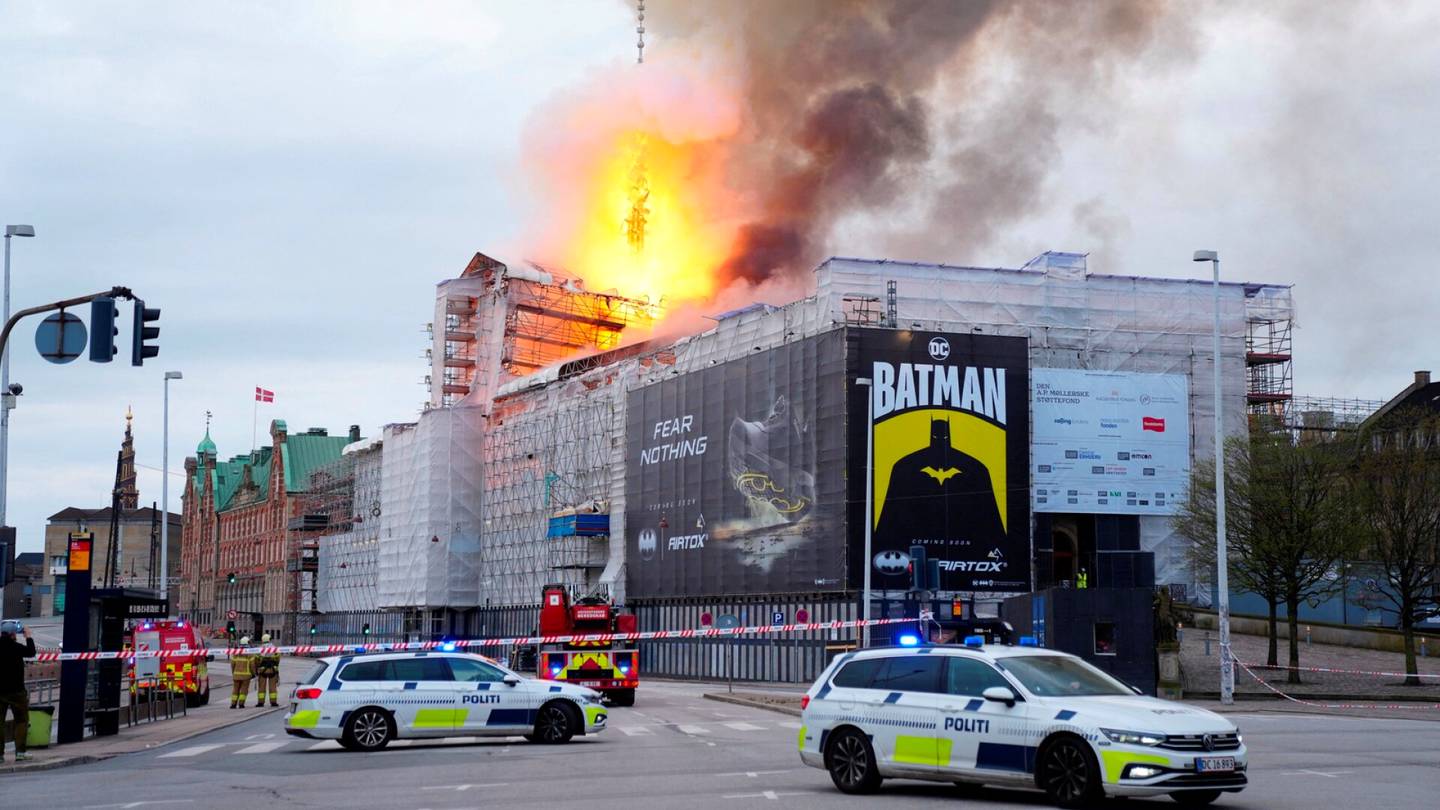 Ainakin puolet Kööpenhaminan pörssi­rakennuksesta tuhoutui tunteja kestäneessä raivokkaassa tulipalossa