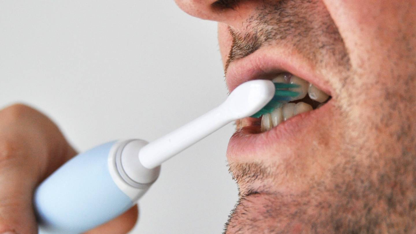 Teetkö näin hampaita harjatessasi? Tietty rutiini voi saada aikaan haittoja, eikä olisi lainkaan välttämätön