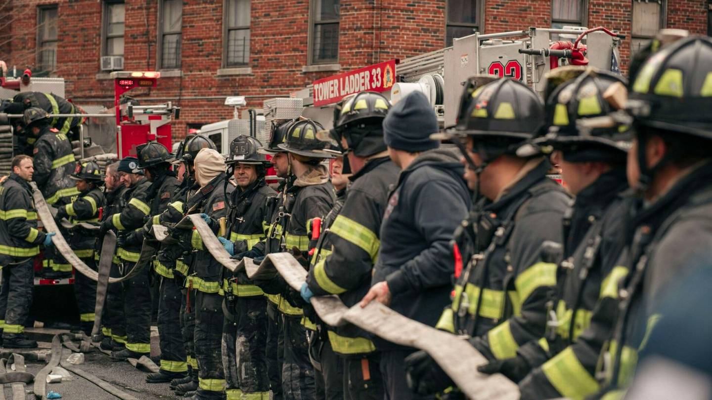 Ainakin 19 kuollut kerros­talo­palossa New Yorkin Bronxissa, loukkaantuneita on kymmeniä – ”Yksi pahimmista paloista nyky­aikana”