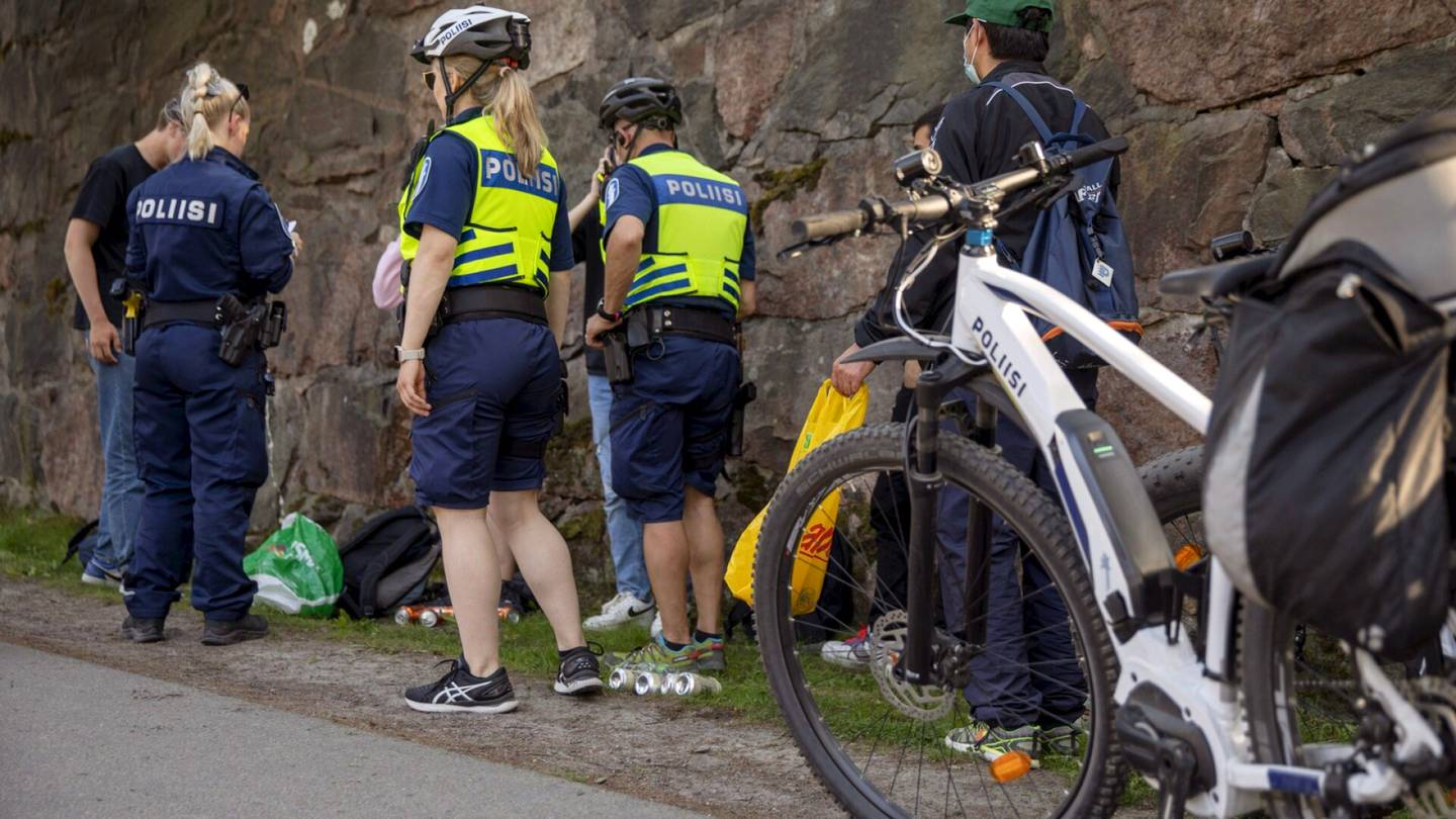 Poliisi jalkautui Nuuksion kansallis­puistoon – löysi nuoret luvattomissa puuhissa