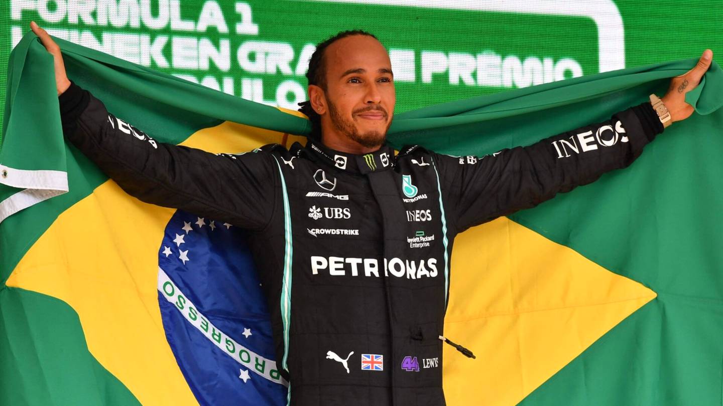 Lewis Hamiltonilta uskomaton näytös! Löi Max Verstappenin rajussa kamppailussa, Valtteri Bottas palkintopallille