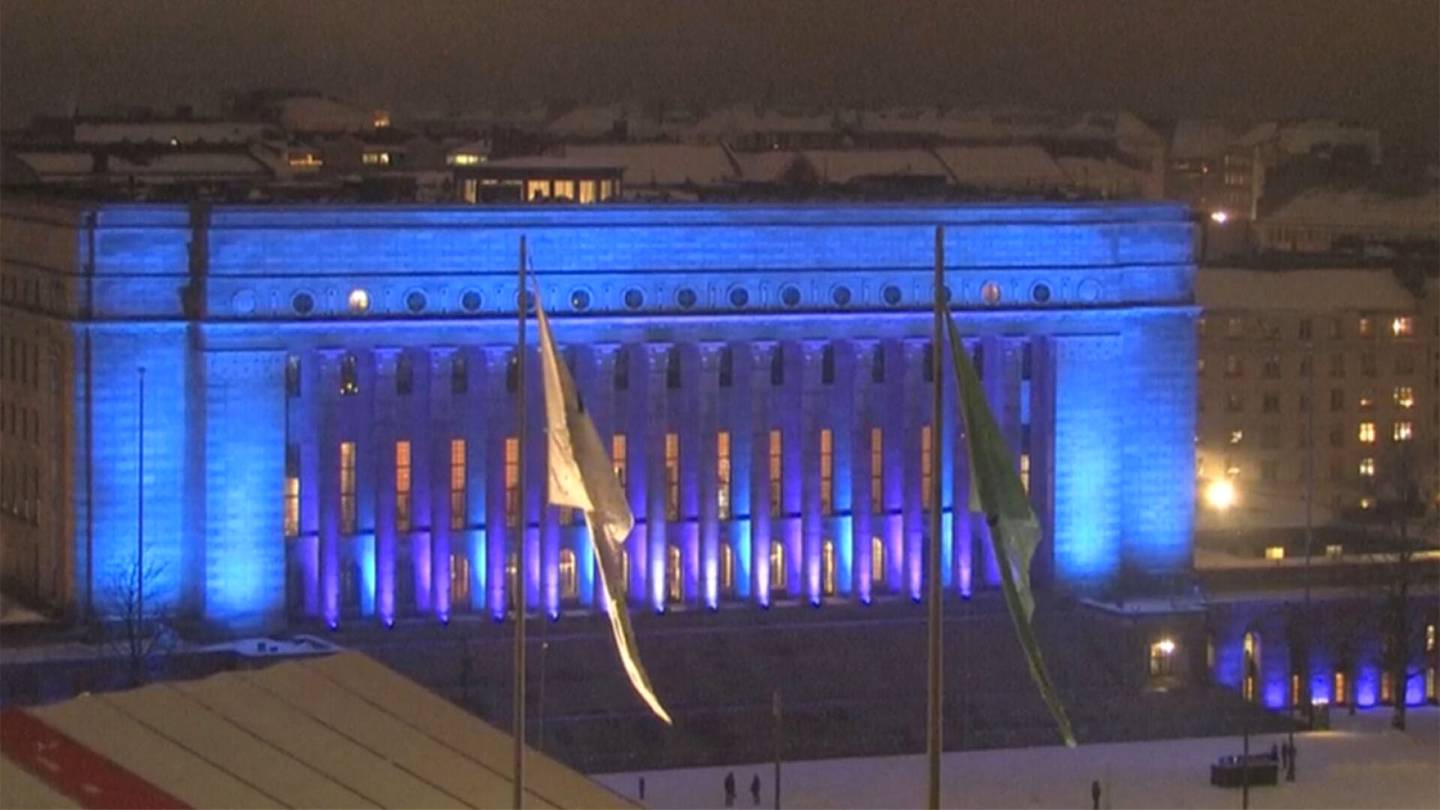 Suora lähetys juuri nyt: Edus­kuntatalo saa uutta ilmettä – Lux Helsinki -valo­taide­tapahtuma käyntiin