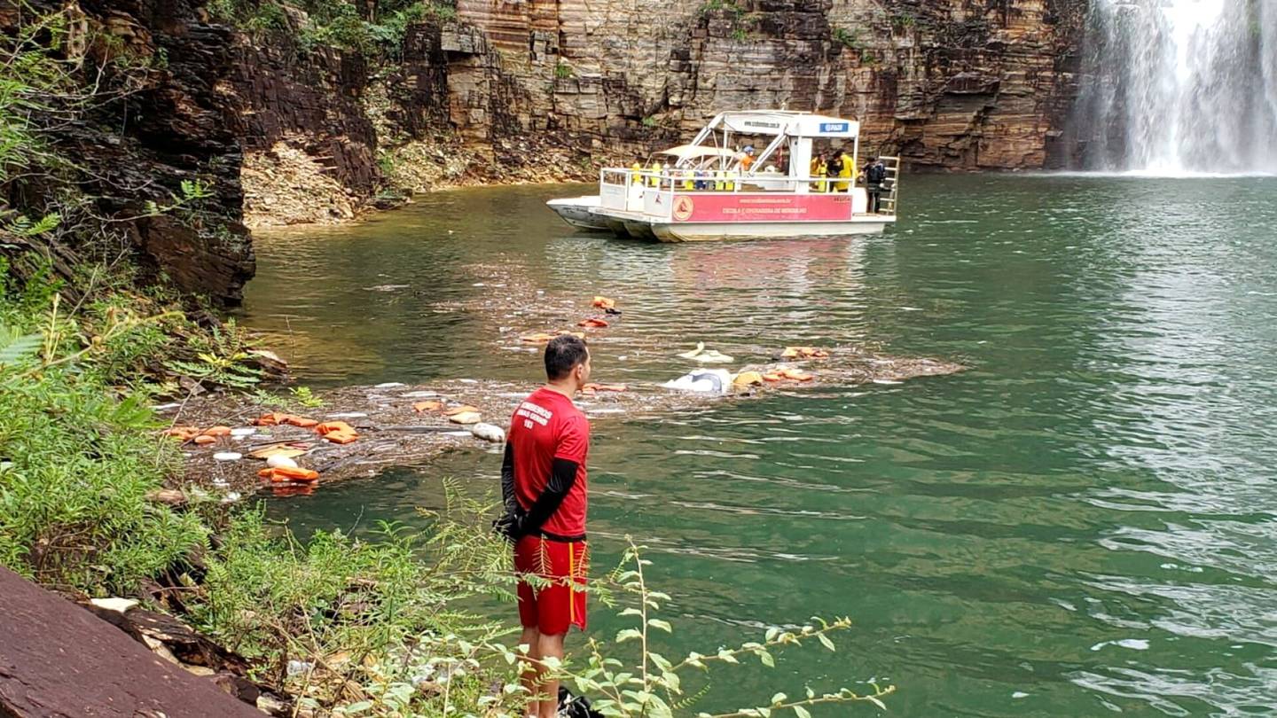 Brasiliassa kymmenen ihmistä kuoli kallion romahdettua turistiveneiden päälle