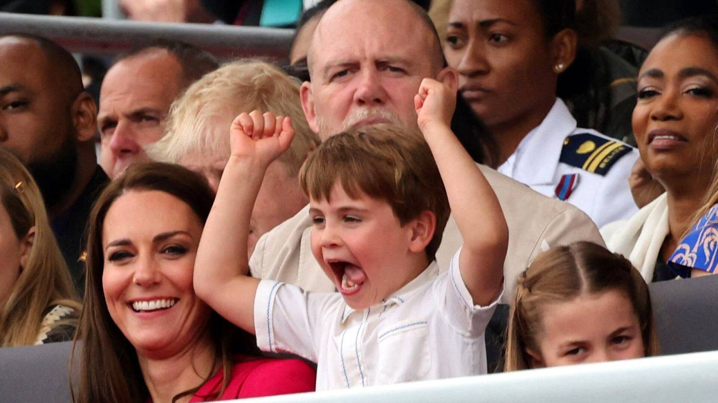 Pikkuprinssi Louis, 4, ilveili ja varasti show’n kuningattaren juhlallisuuksissa – herttuapari kommentoi nyt poikansa käytöstä