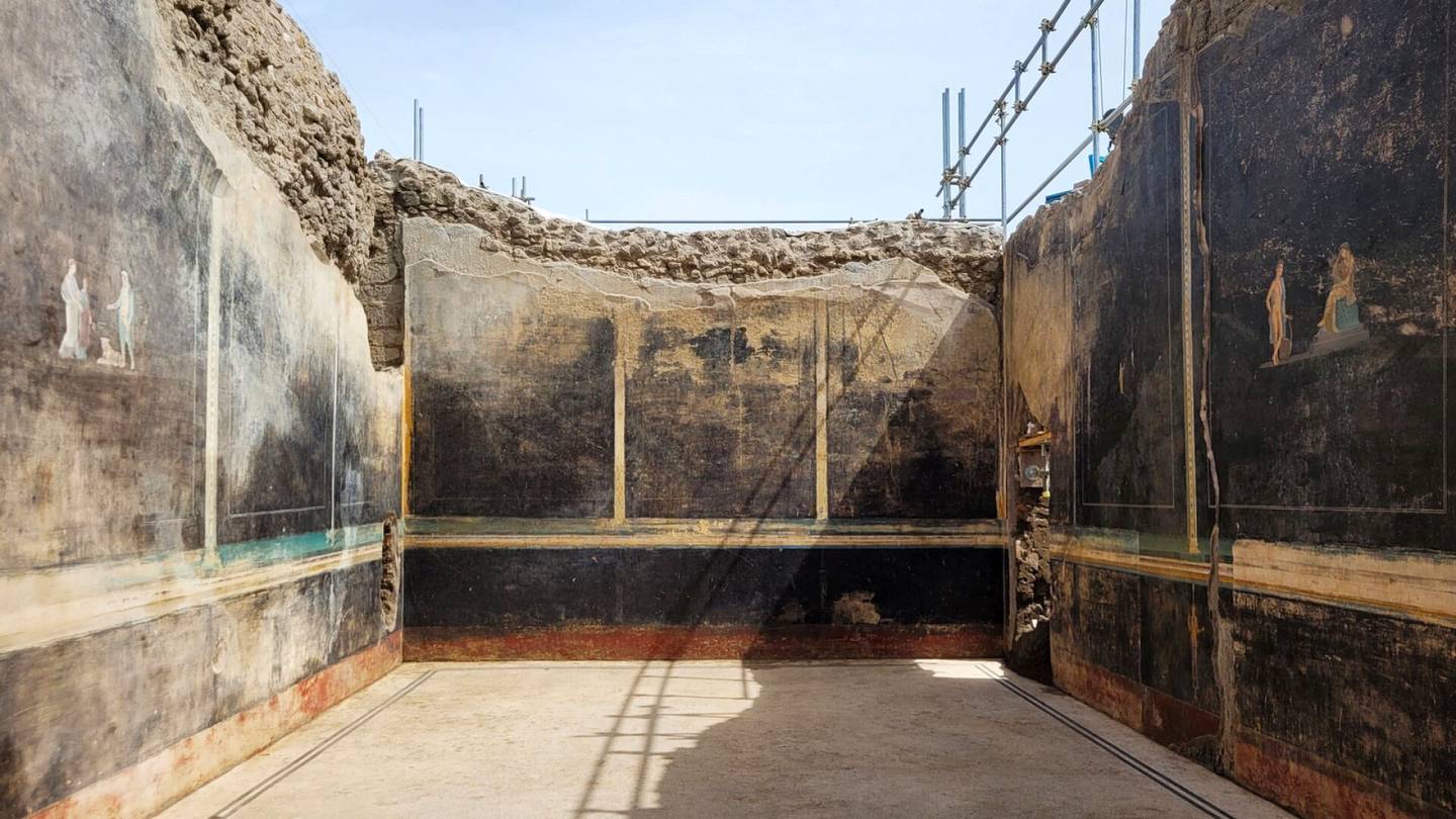 Pompejista löytyi musta juhlasali ja poikkeuksellisen hyvin säilyneitä maalauksia