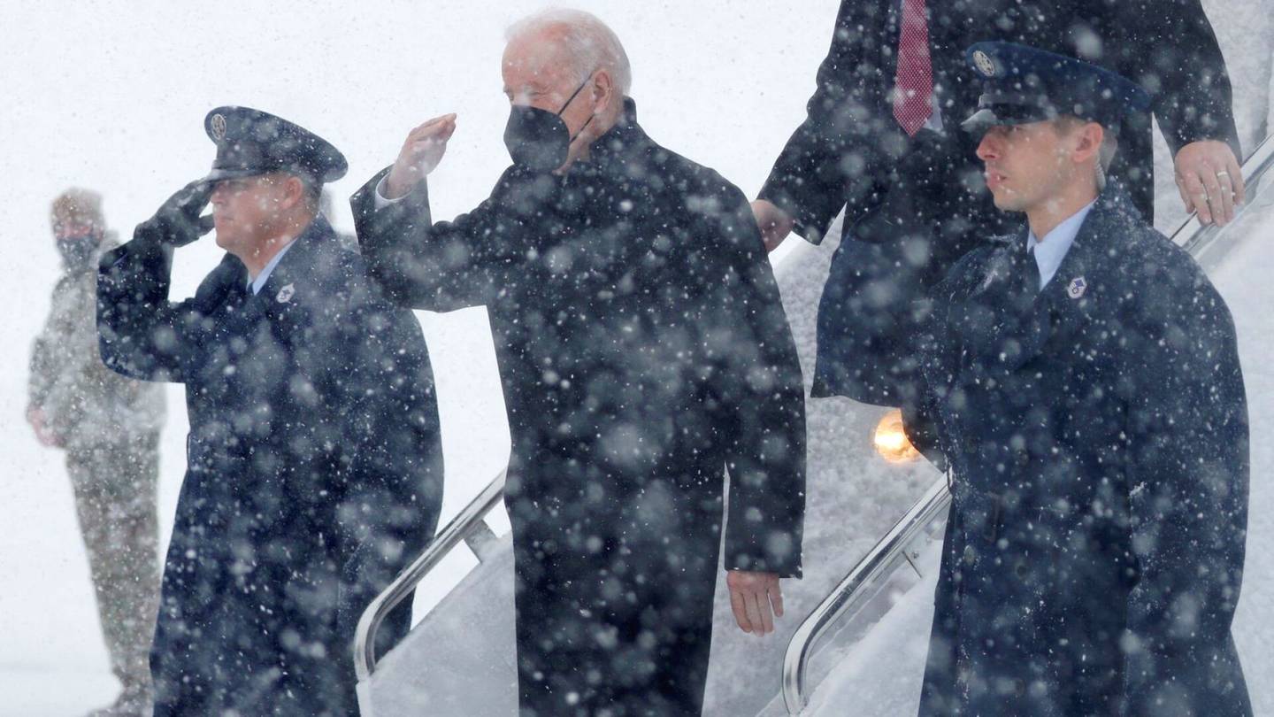 Yhdysvaltojen presidentti Biden jäi jumiin lumimyrskyn saartamaan koneeseen
