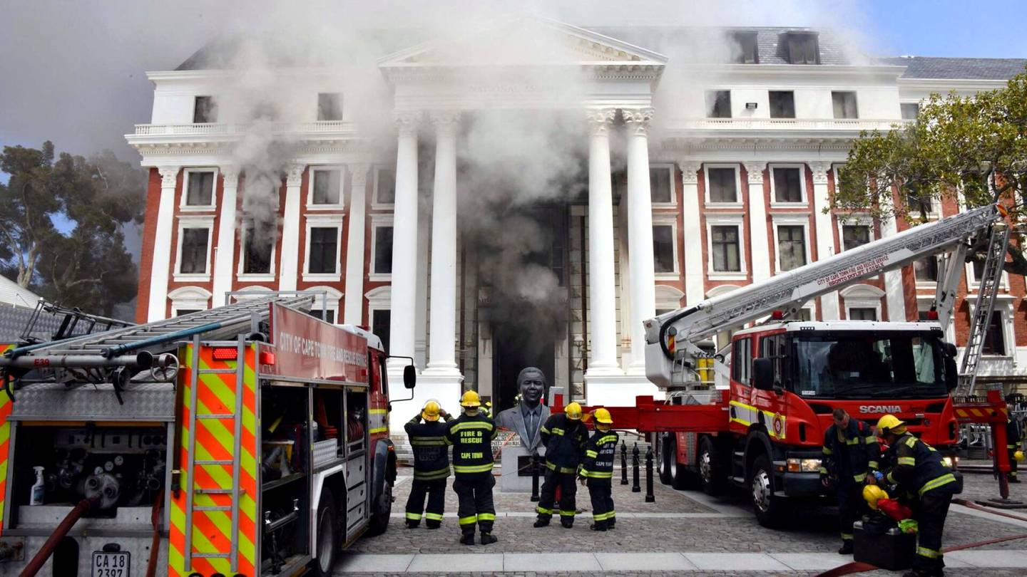 Etelä-Afrikan parlamenttirakennuksen palo sai aikaan valtavat vahingot – kiinniotettua miestä epäillään tuhopoltosta